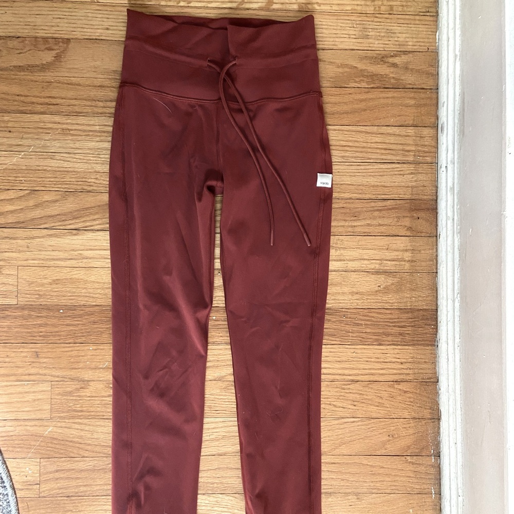 Vuori red daily legging in spice. XS